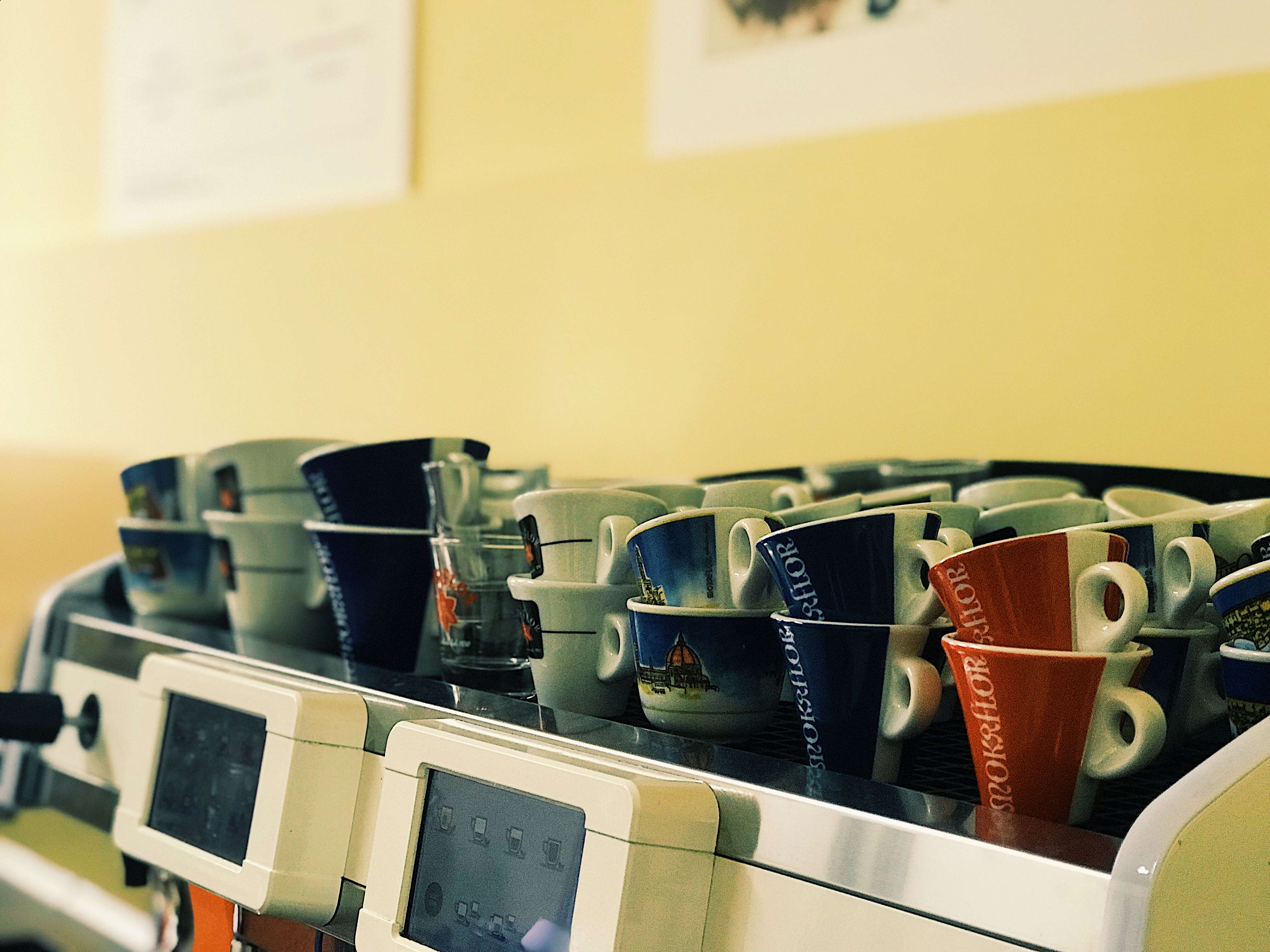 CUPS: how should be placed on the cup warmer of the machine? - Torrefazione Mokaflor Firenze